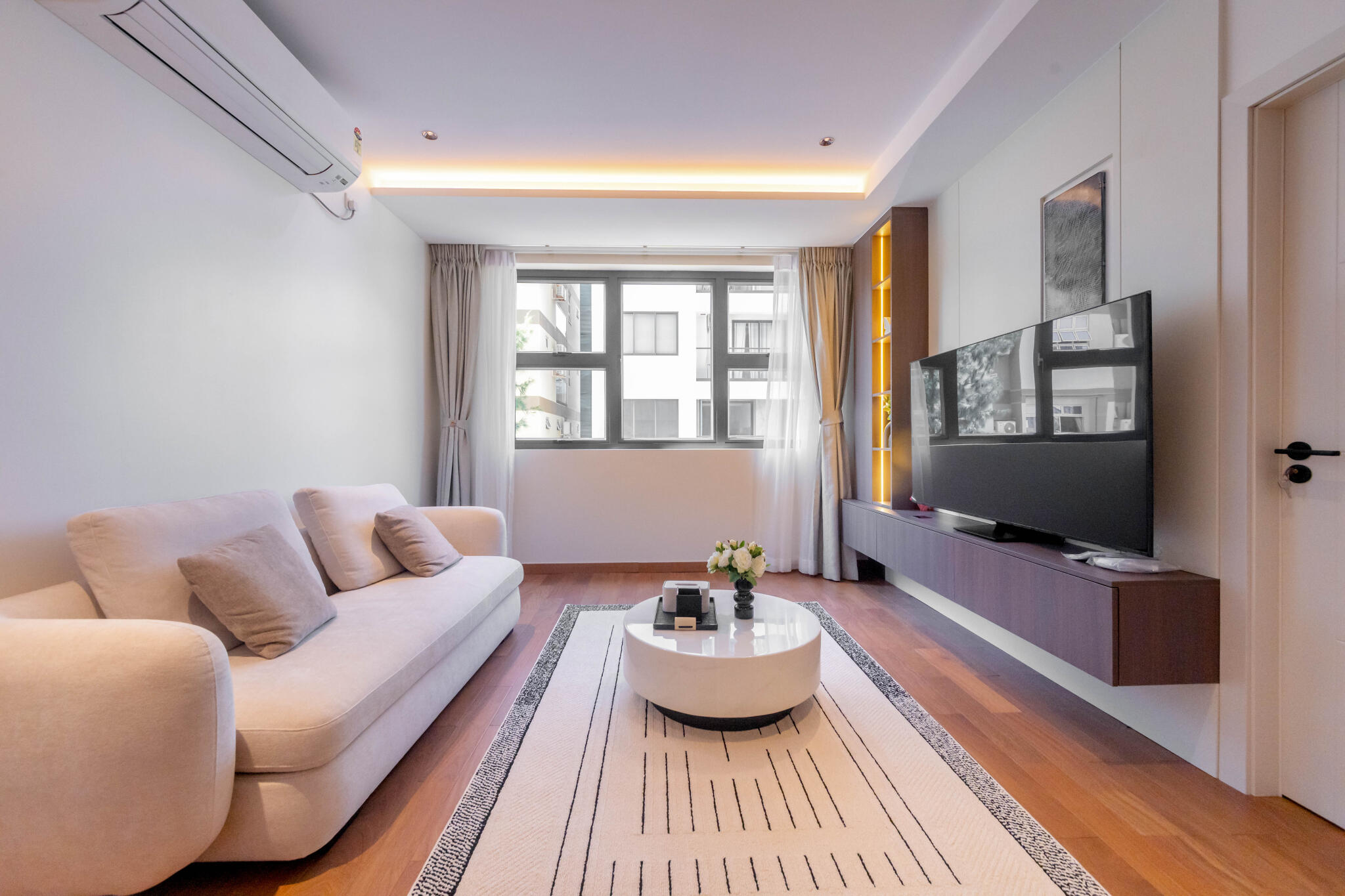 Modern2 Bedroom Beachfront Apartment with Balcony